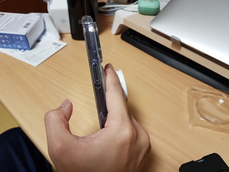 아이폰-14-프로에-그립톡-부착-후-손으로-파지하는-모습을-측면에서-바라보는-모습