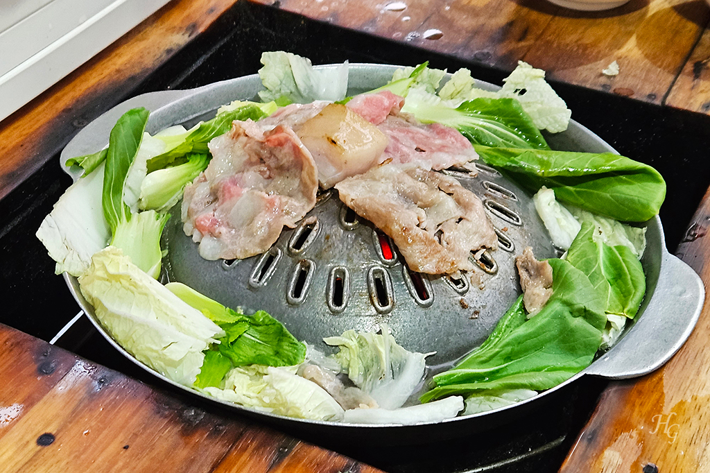 태국 방콕 무까타(หมูกระทะ) 맛집 띧만(ติดมันส์ / Tid Munz Buffet) 돼지고기 굽고 육수에 채소 담기