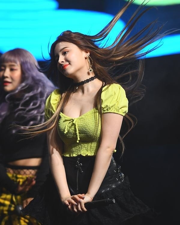  긴머리 모모랜드 낸시 무대사진
