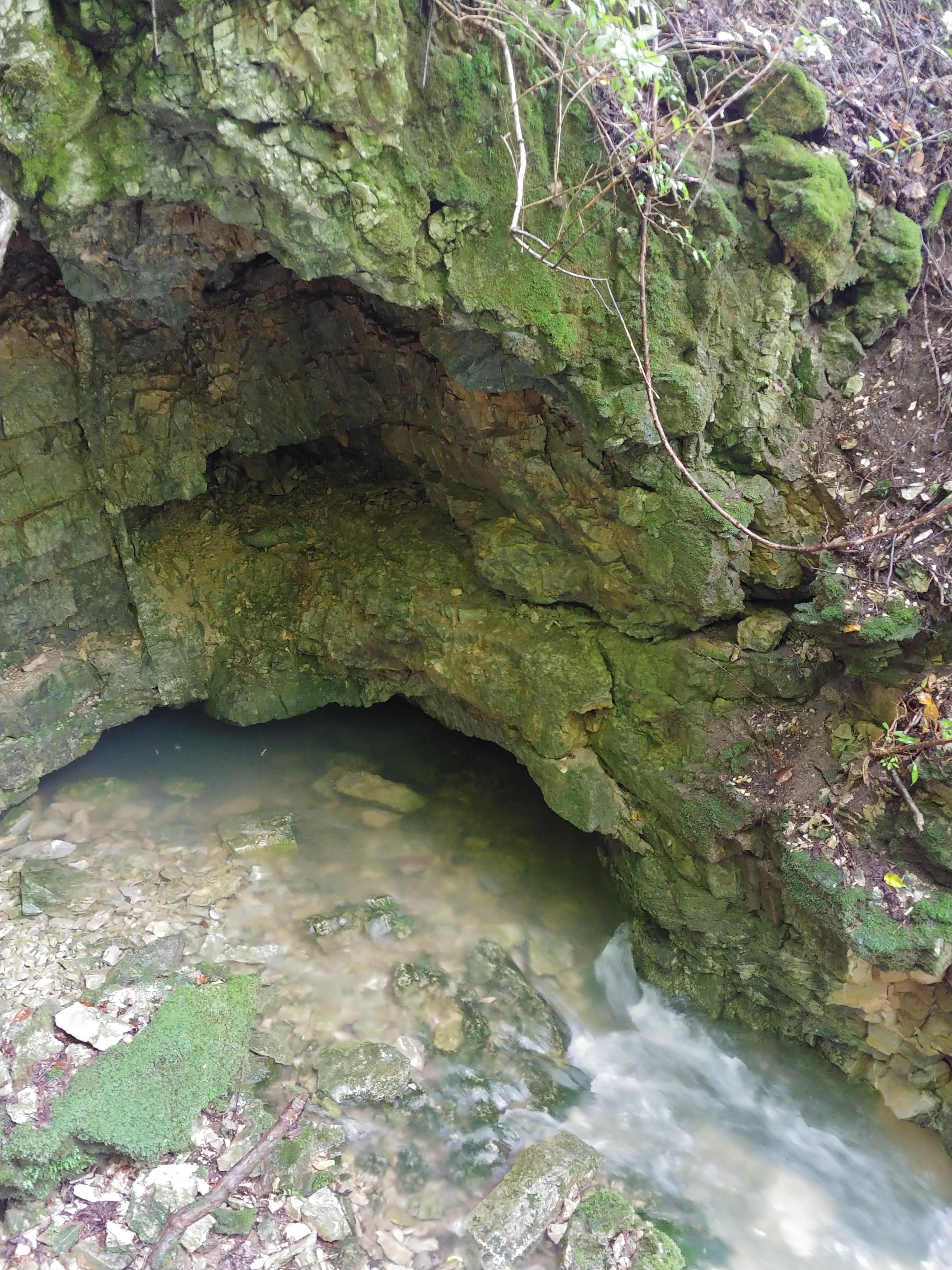 검룡소 입구 동굴