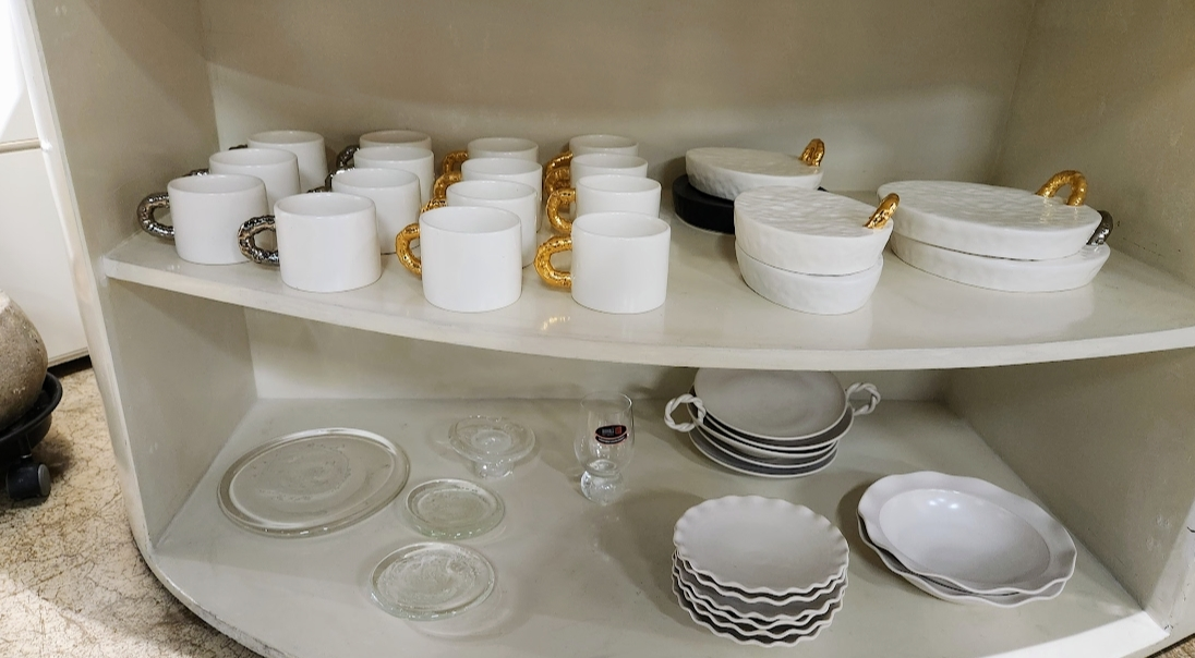 예쁜 그릇들이 있는 작은 갤러리&amp;#44; 갤러리 까비넷 사진 8