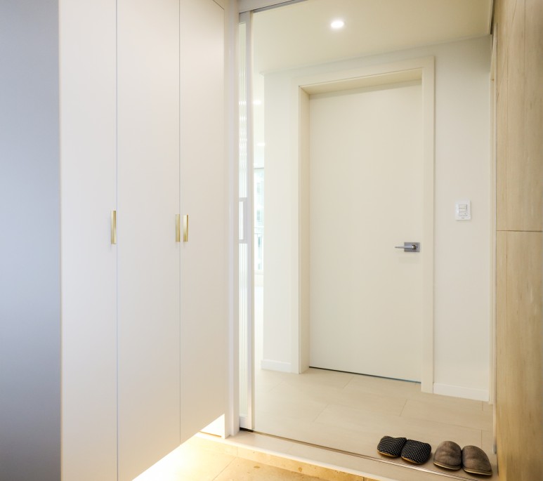  The interior of a 104 square meter apartment that attracts attention with a white concept