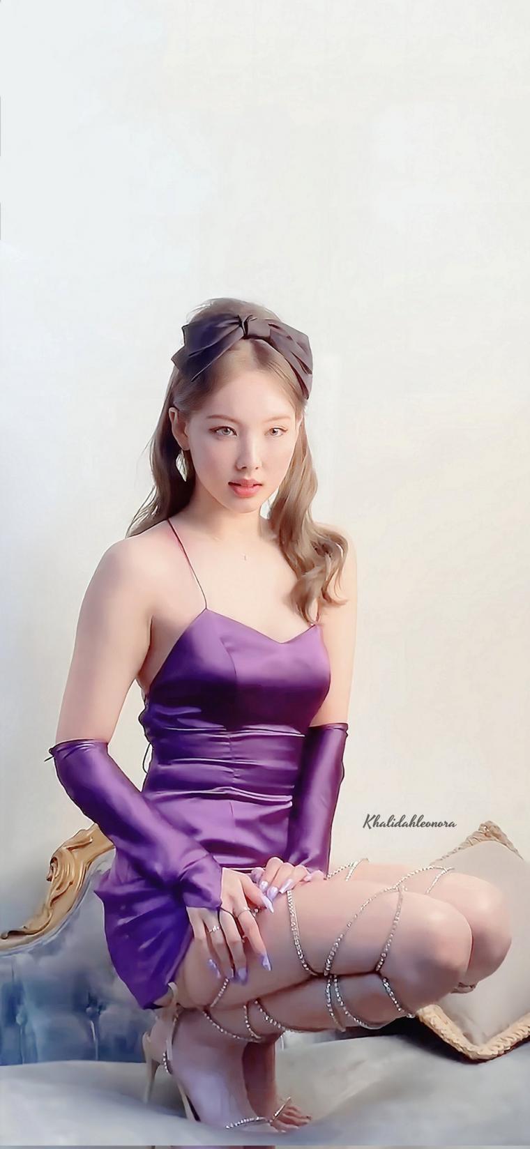  솔로 컨셉화보 나연 화보 촬영 움짤 gif 보라빛 실크 끈나시 패션