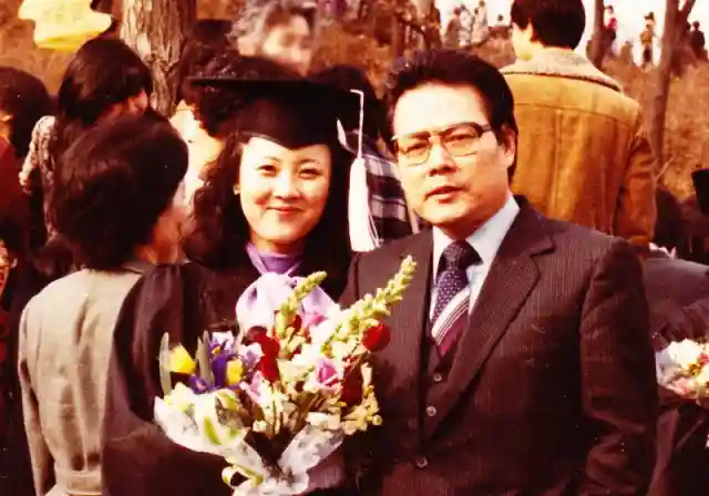 1981년 이화여대 졸업식장에서 이민아가 아버지 어어령 교수와 함께 찍은 사진 (출처 : 동아일보 2022년 2월 27일)