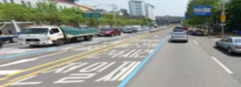 자동차가 달리는 도로 좌측 노란2중선 좀 떨어져 파란선