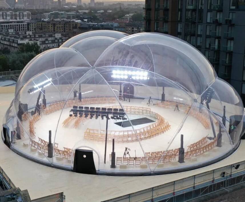  영국 패션 하우스의 귀향...구름 모양의 구조물에서 내년 여성복 컬렉션  VIDEOThe Alexander McQueen Spring/Summer 2022 Womenswear Show