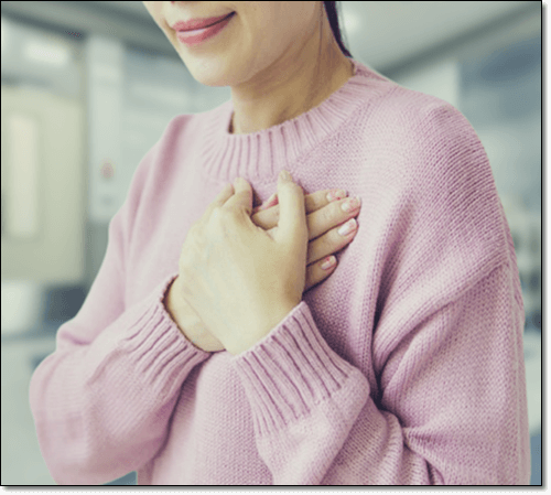 가슴통증을 느기는 심장질환 여성