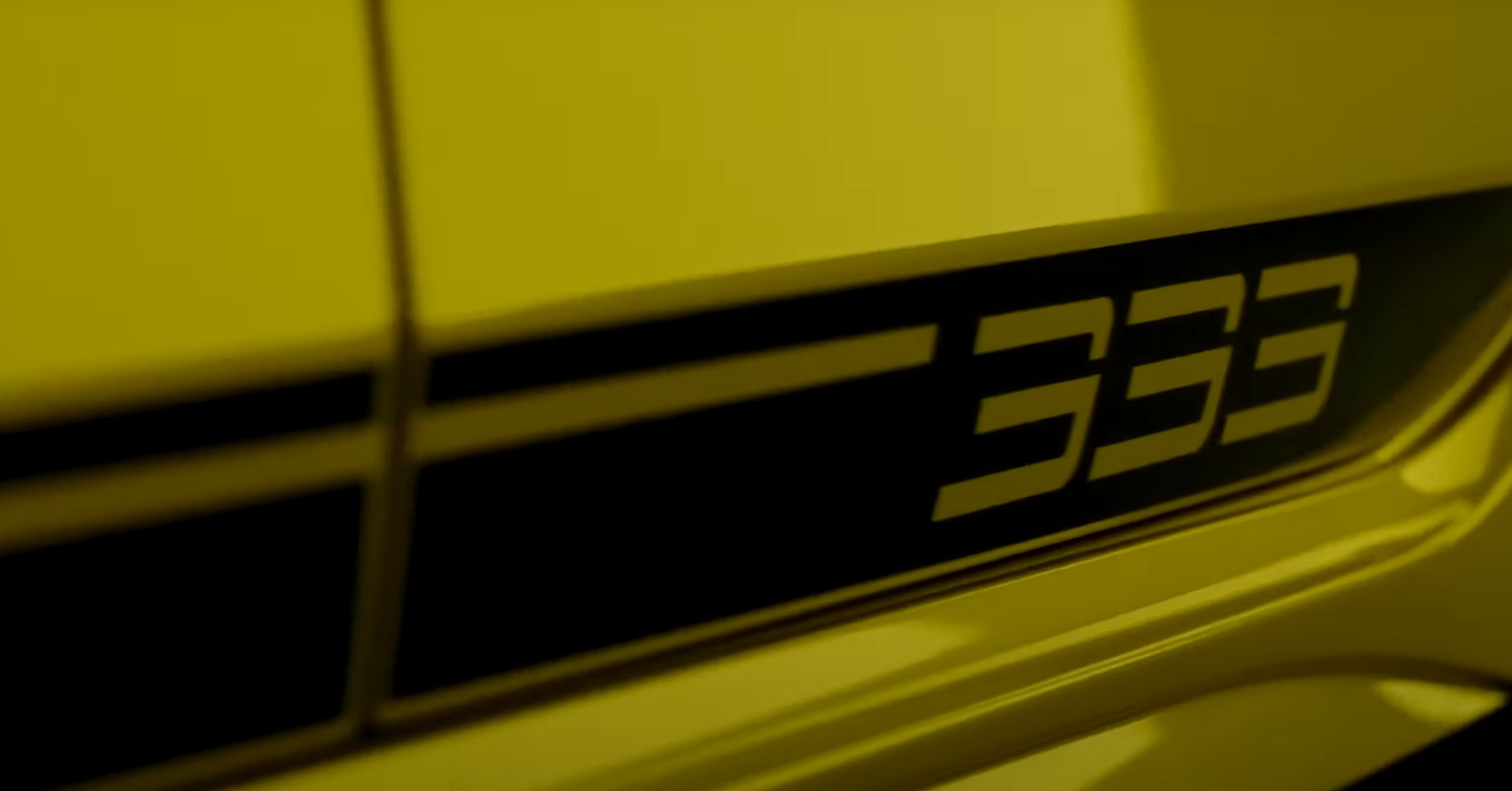폭스바겐은 슈퍼 핫 해치 골프 R 20을 기반으로 출력을 329hp로 업그레이드 한 엔진과 독특한 스타일링 디테일을 더한 리미티드 에디션 골프 R의 티저를 공개했다.