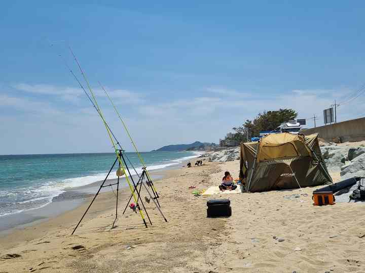 백석해수욕장-해변에서-낚시하고-텐트친모습