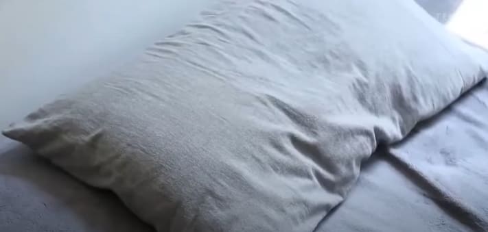 누렇게 변한 베개...변기보다 더 더럽다고? VIDEO: Is Your Pillowcase Clean? You Could Be Allergic to Dustmites