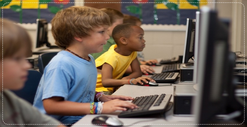 컴퓨터 수업을 듣고 있는 초등학생들