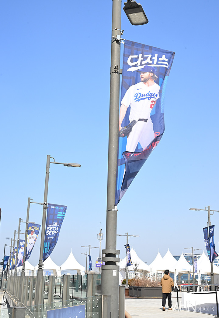 고척스카이돔에 나부끼는 MLB 서울시리즈 현수막