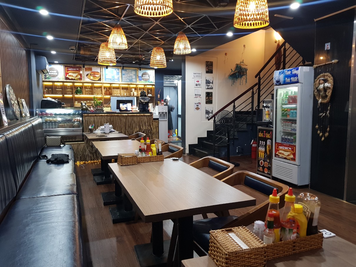 호치민 7군 푸미흥 수제 버거 맛집 STAGE BURGER & CAFE - 식당 실내