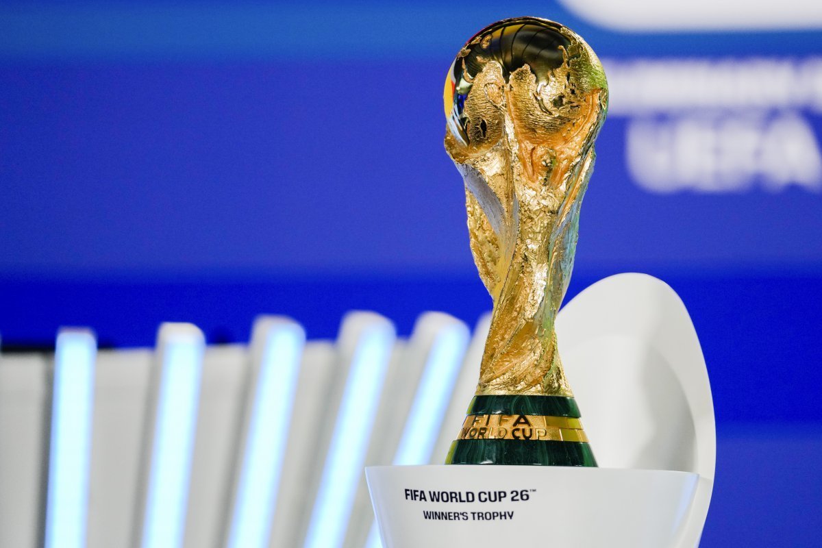 FIFA 월드컵 트로피와 2030년 확대 계획 관련 이미지