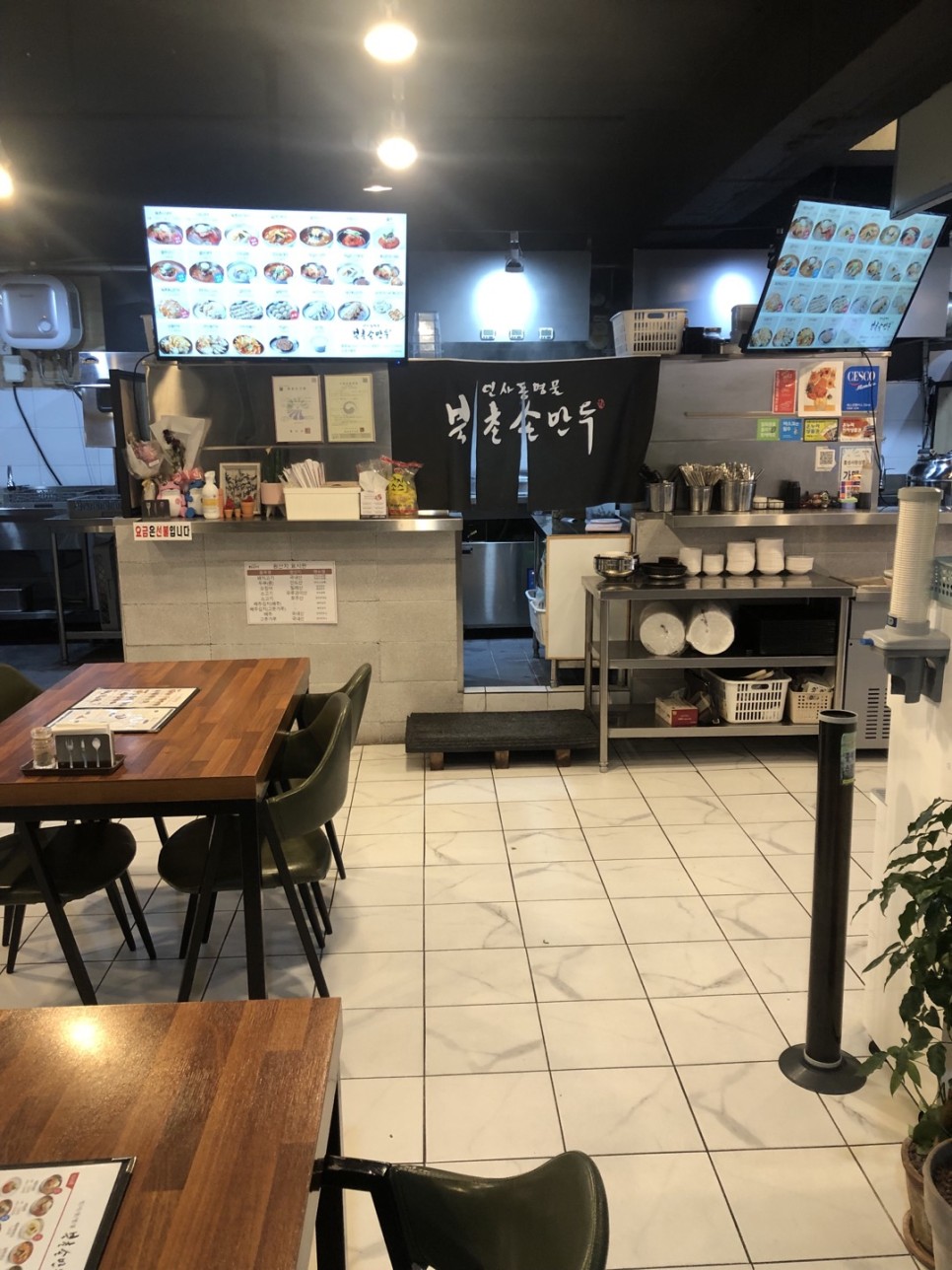 명동 푸드코트에는 홍성내포 맛집, 초밥집, 북촌손만두가 동시에 있다. 3