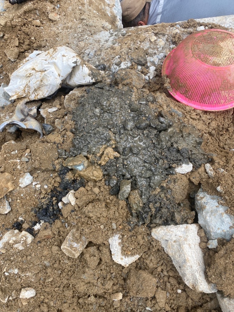 흙과 지렁이 : 배관 누수의 증거