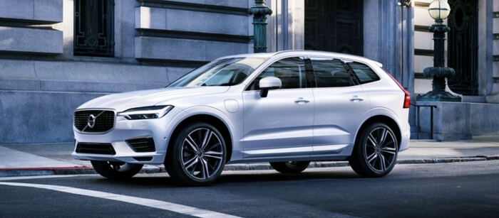 길가에-주차된-볼보-XC60