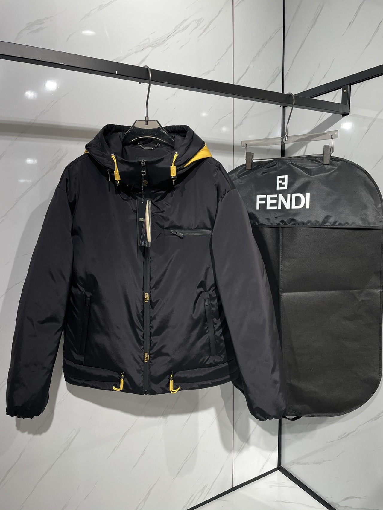  [FENDI] 펜디 블랙 컬러 테크니컬 패브릭 다운 패딩 자켓 FAA769AE8HF0G8T
