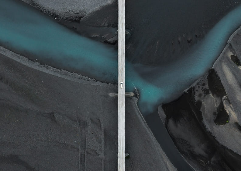 하늘에서 내려다 본 도로의 멋진 풍경 Aerial Photos Take Us Down Remote Roads Surrounded by Gorgeous Landscapes