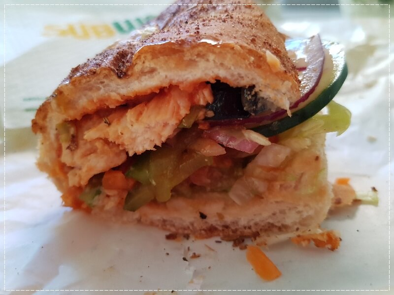 서브웨이(SUBWAY)의 신메뉴 스파이스 코리안 BBQ 치킨 샌드위치 반으로 자른 단면