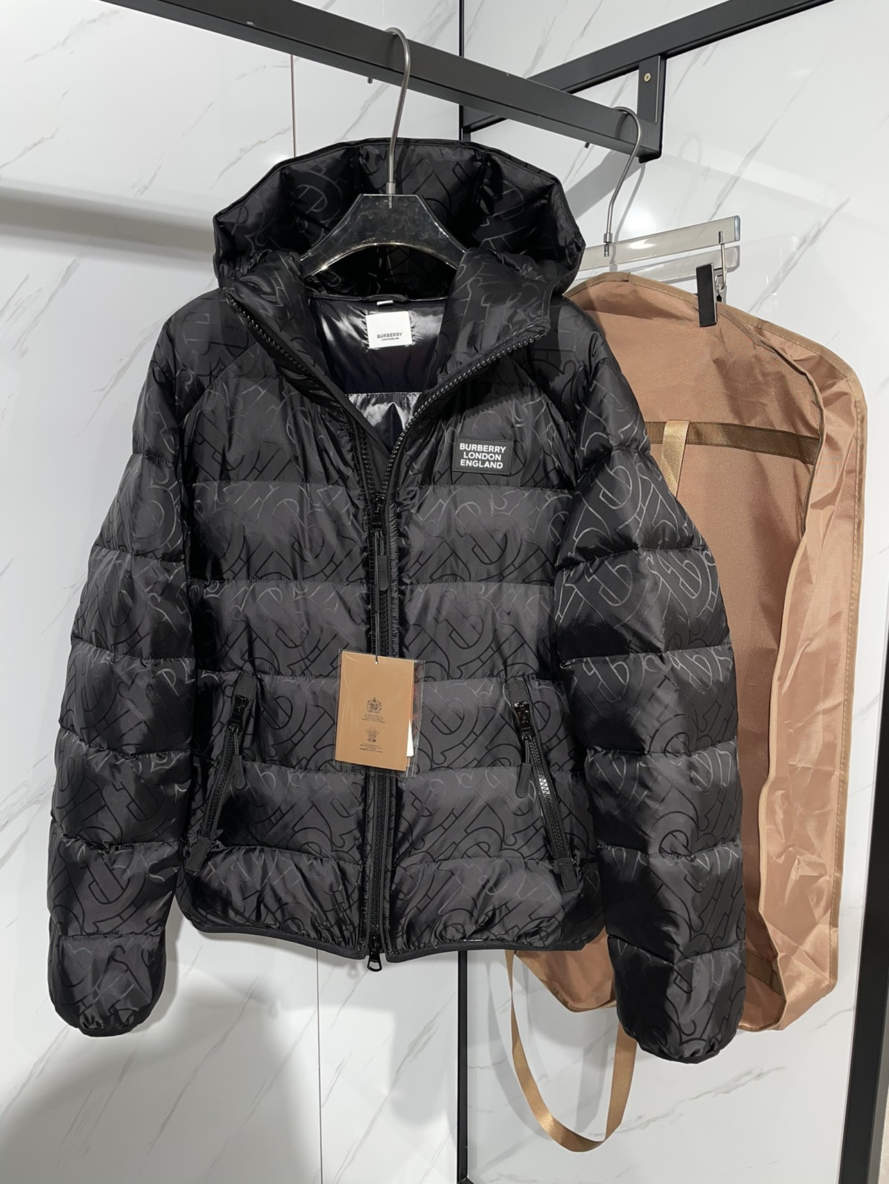  [BURBERRY] 버버리 모노그램 자카드 후드 푸퍼 자켓 80335931