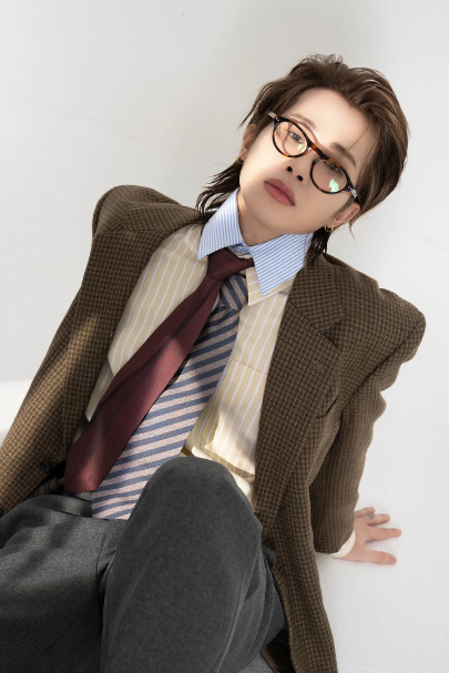 img src="베트남_가수.jpg"alt"베트남 가수 굿즈 판매 논란"