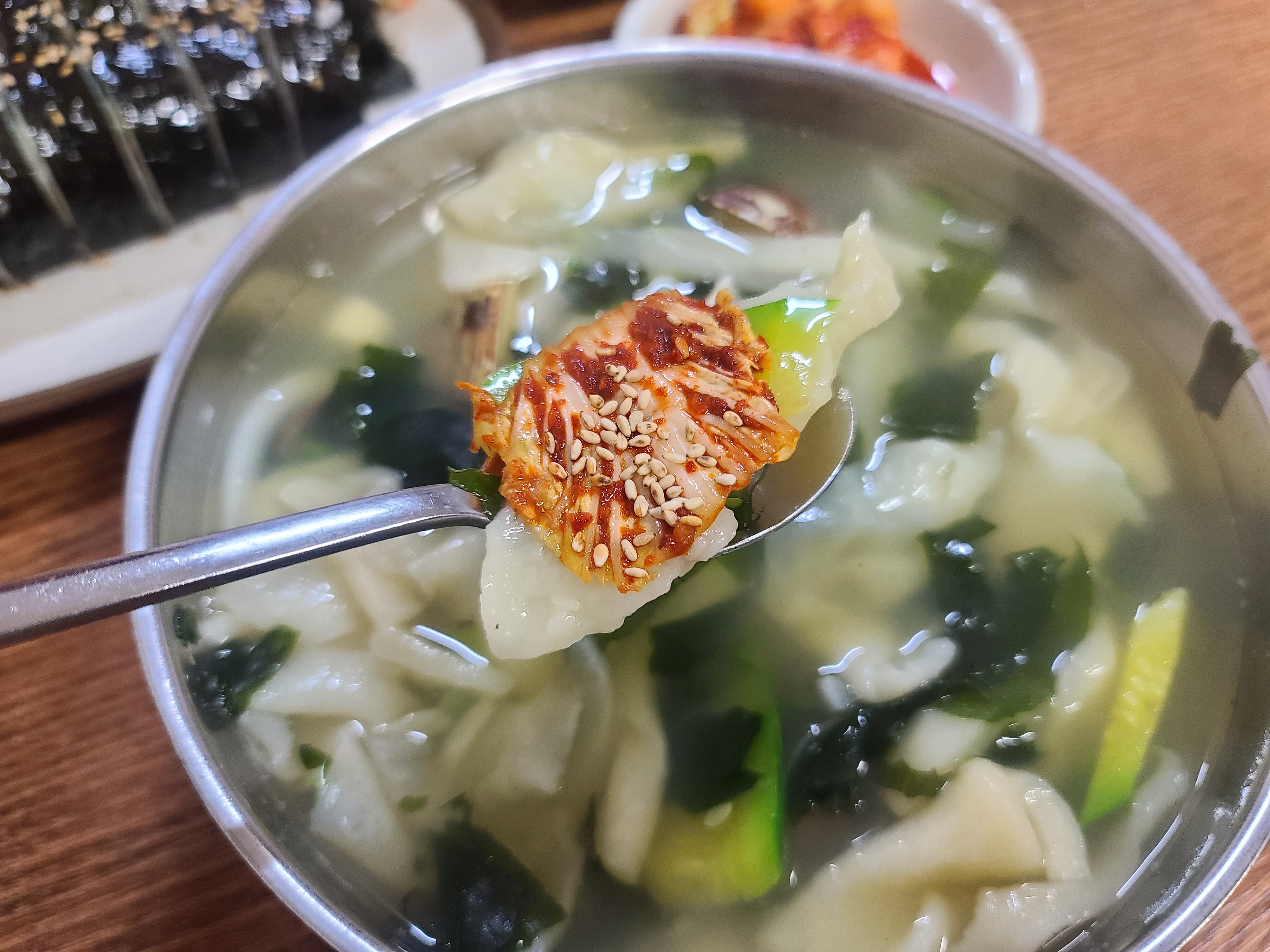 뜨끈한 수제비에 배추겉절이를 얹어서 먹습니다