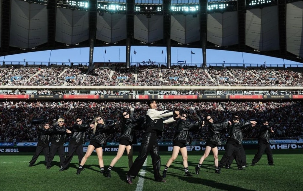 임영웅 FC서울 시축하는 장면