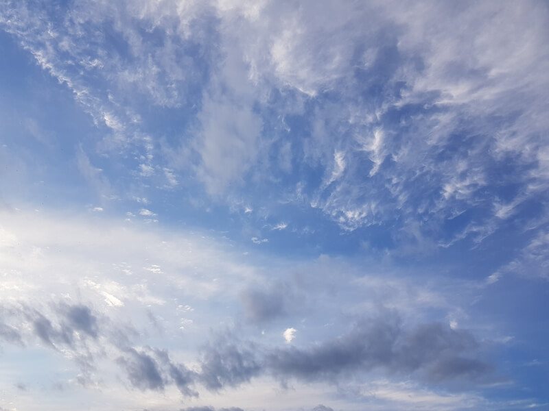 맑은-하늘에-구름이-피어있는-장면