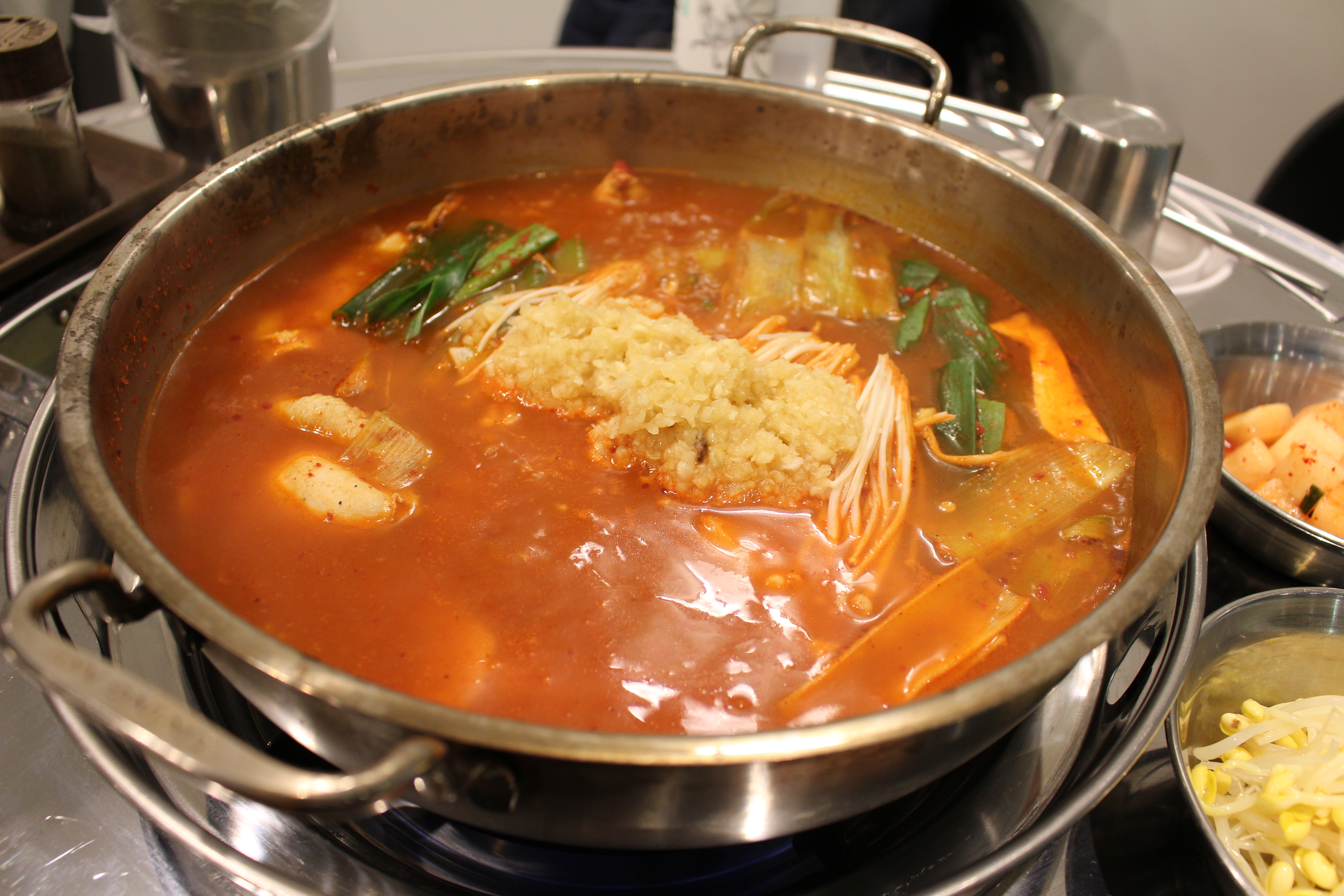  미금역 맛집 원닭에서 얼큰 마늘 닭한마리...