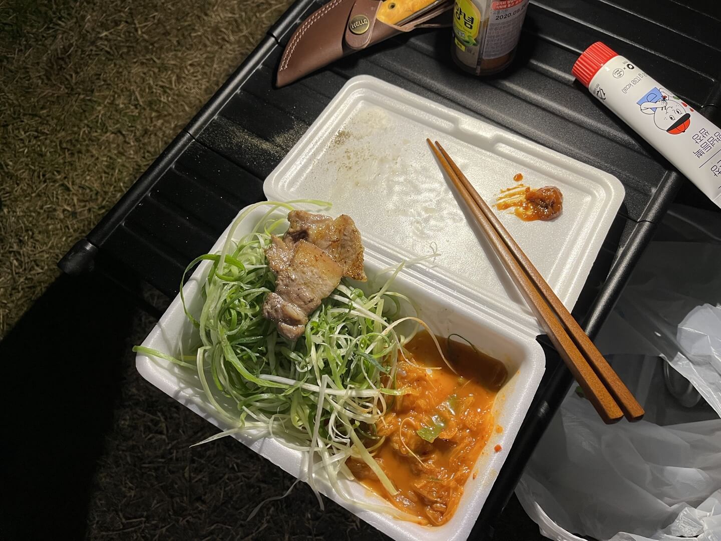 캠핑푸드 준비 - 연남동 고기마트에서 고기와 함께 파채도 포장해주셨다.