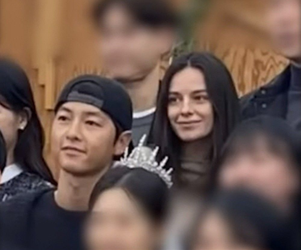 송중기와 케이티 루이스 손더스의 웨딩 사진