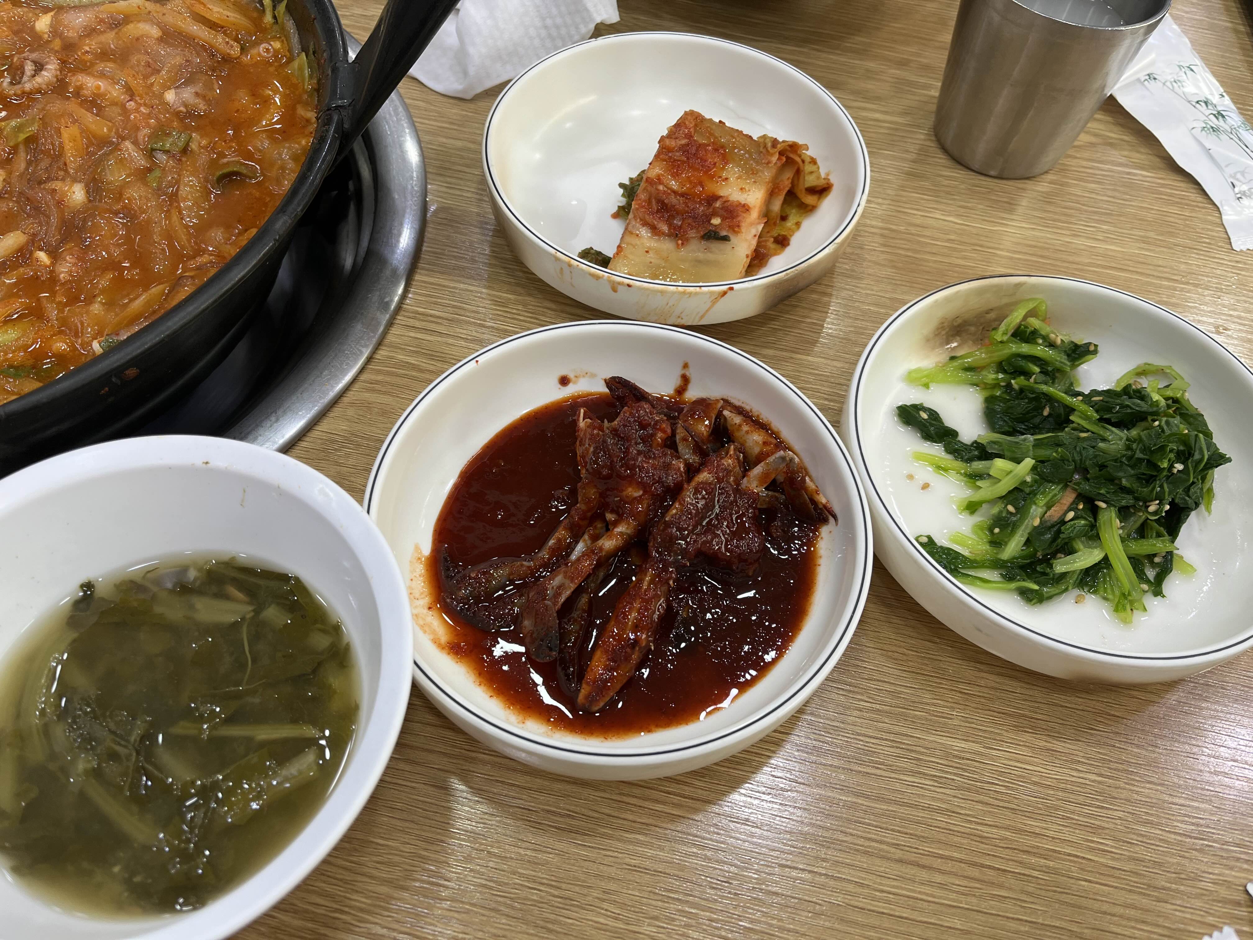 김치&#44; 양념게장&#44; 나물&#44; 시래기된장국 밑반찬