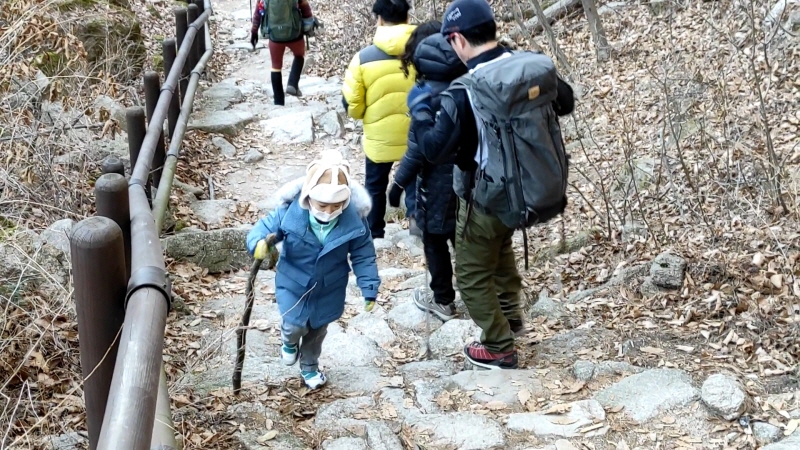 북한산을 오르는 어린이