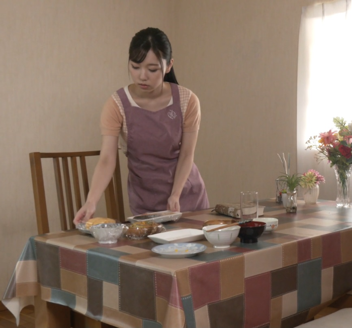 사츠키 메이(Mei Satsuki) 식사를 준비하는 사진