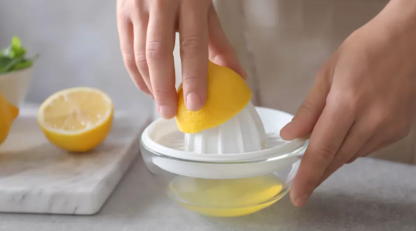 레몬을 그릇에 짜서 넣기(이미지 출처: 셔터스톡)