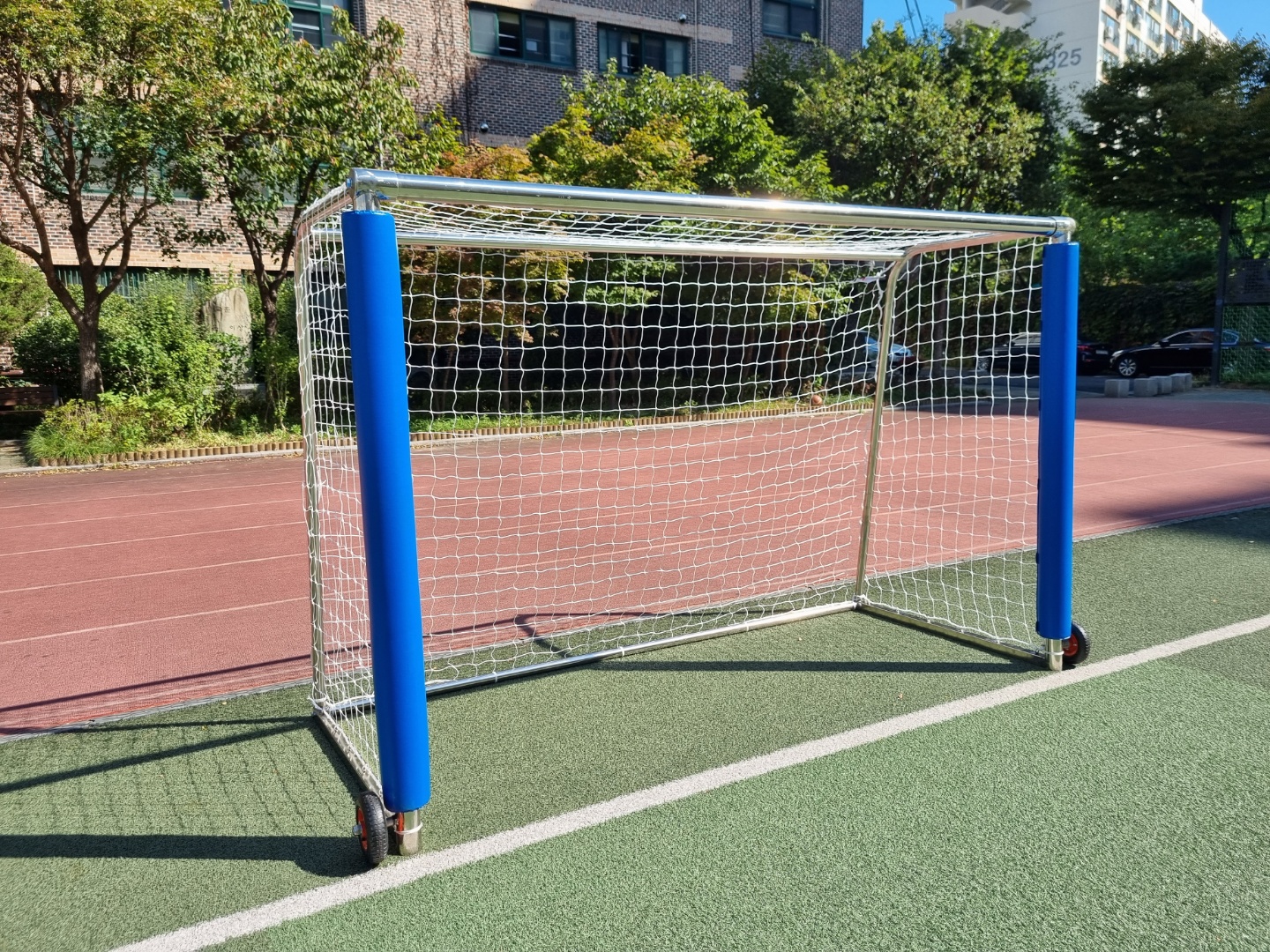  [날개스포츠] 서울신동중학교 풋살골대 스텐 바퀴형 설치, 풋살골대보호대 설치 작업
