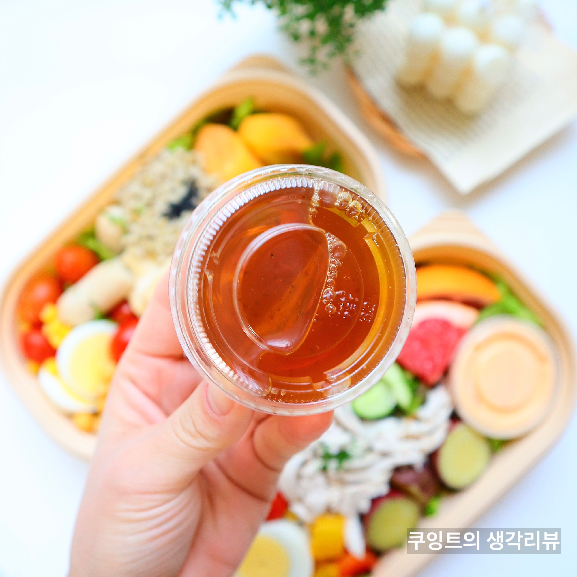 샐러드드레싱을 들고 있는 사진