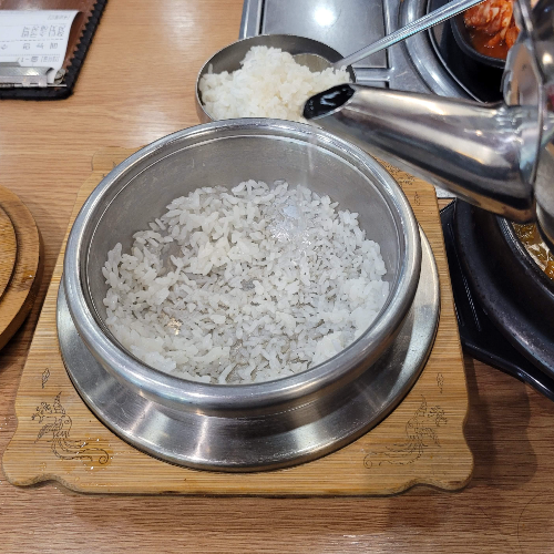 뜨거운 물 부어두기
