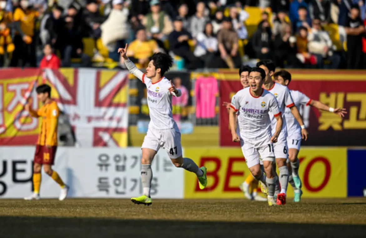 축구장 흰유니폼을 입고 두손을 번쩍 든채 달리는 양민혁