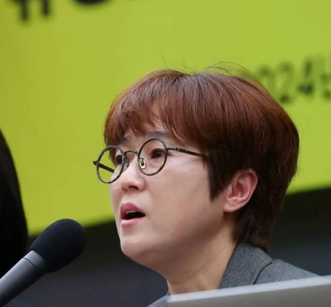 송은이의 온라인 피싱 범죄 대응 : 송은이가 연예계의 공감을 얻기 위해 온라인 피싱 범죄에 대한 중요성을 강조함
유명인 사칭 온라인 피싱 범죄 : 유명인을 사칭한 온라인 피싱 범죄가 증가하고&#44; 유명인들이 이에 대응하기 위한 모임을 결성함
피해규모와 동참자 현황 : 유명인 사칭 사기범죄로 인한 피해규모가 커지고&#44; 다양한 분야의 인물들이 이 문제에 대한 관심을 표명함
피해규모와 동참자 현황 : 유명인 사칭 사기범죄로 인한 피해규모가 커지고&#44; 다양한 분야의 인물들이 이 문제에 대한 관심을 표명함