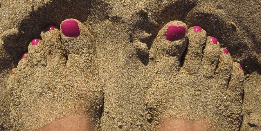 모래속에 발이 묻혀 있다