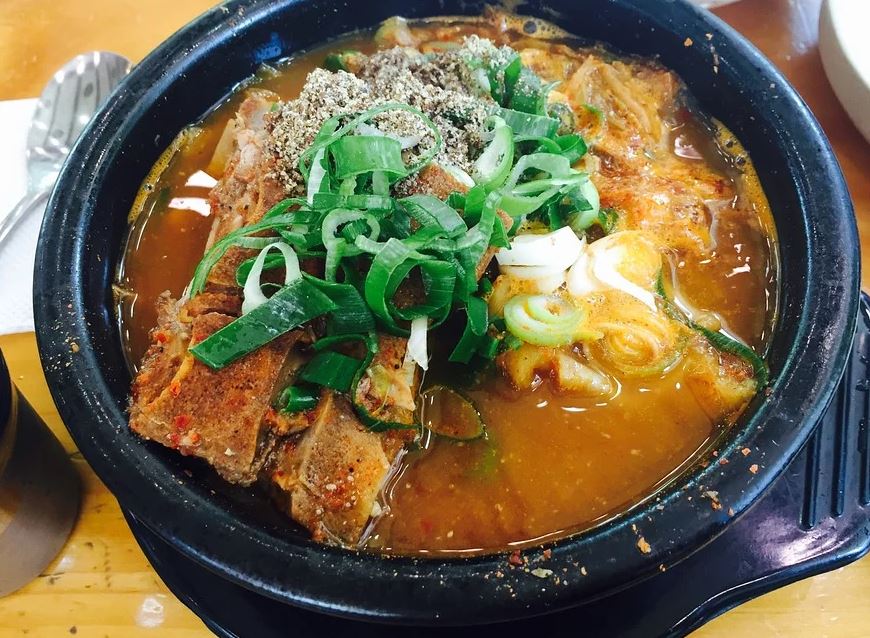  돼지등뼈로 만든 든든하고 맛있는 감자탕의 유래와 관련 정보 !!