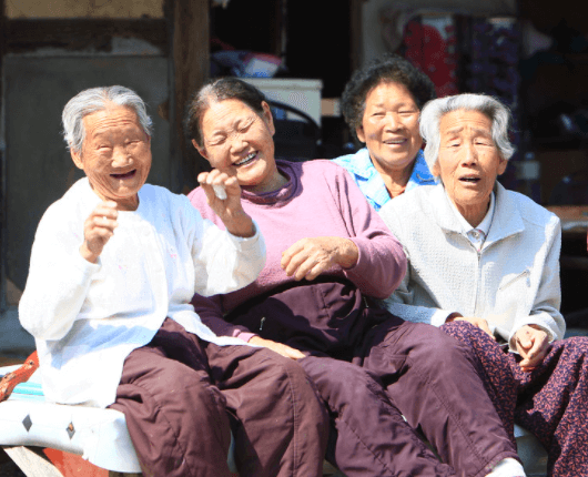 장수하시는 할머니들 4명이 웃는 모습