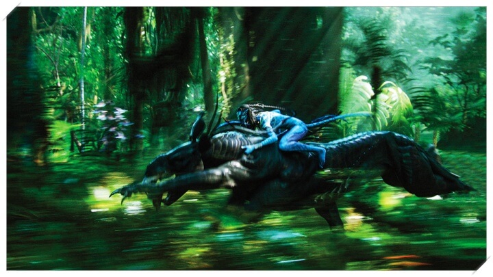 영화 아바타에서 나비족이 동물을 타고 숲을 달리는 장면