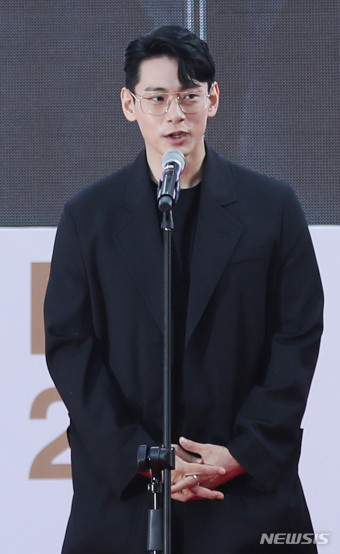 전쟁 중 유태오는 과거 결혼해 니키리와 아이를 낳았다. 39