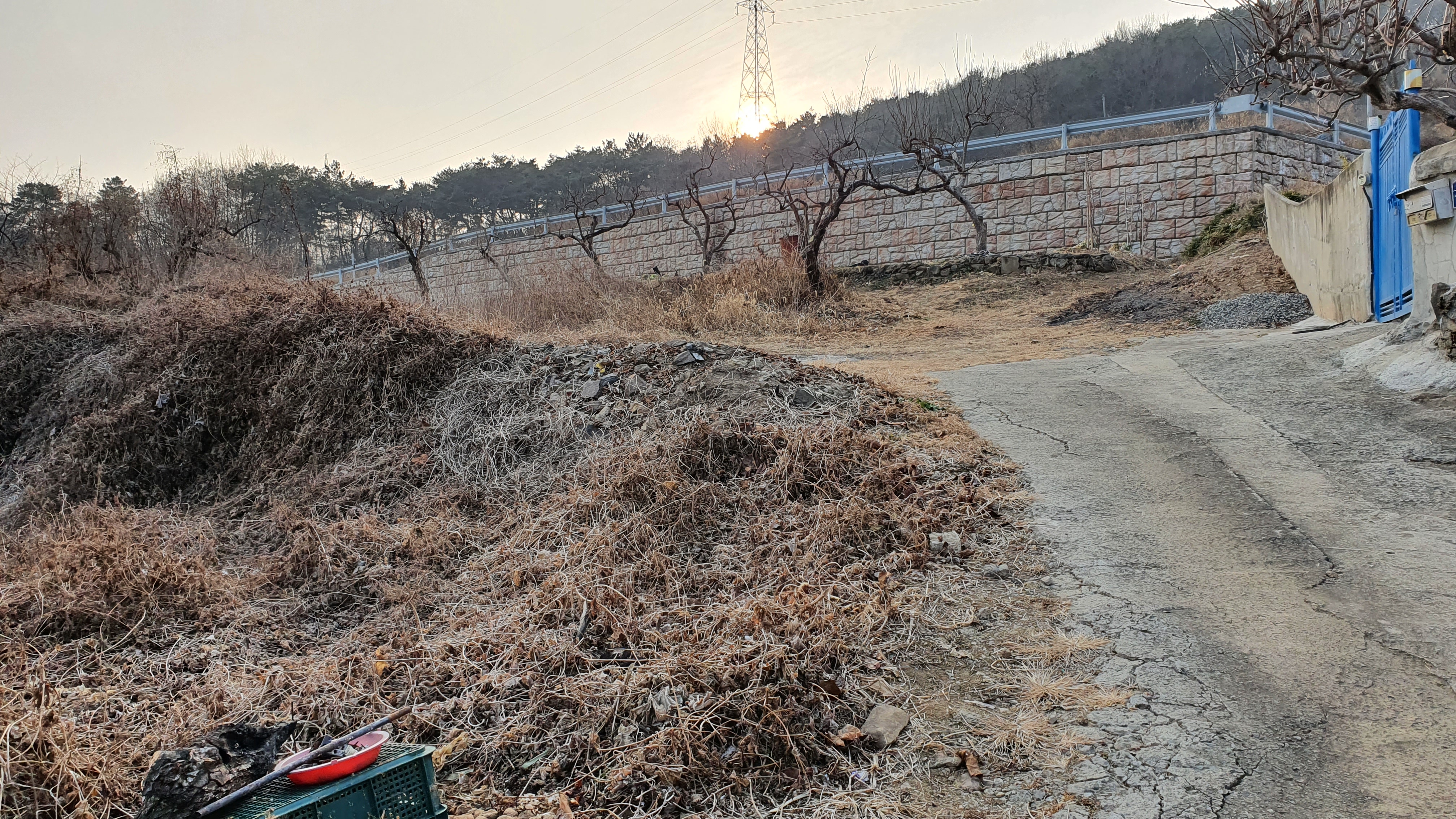 (땅나라 421번 ) 경남 밀양역에서 20분 거리, 초동면에 위치한 마을안 대지 2필지 매매 / 문의 055)253-6609