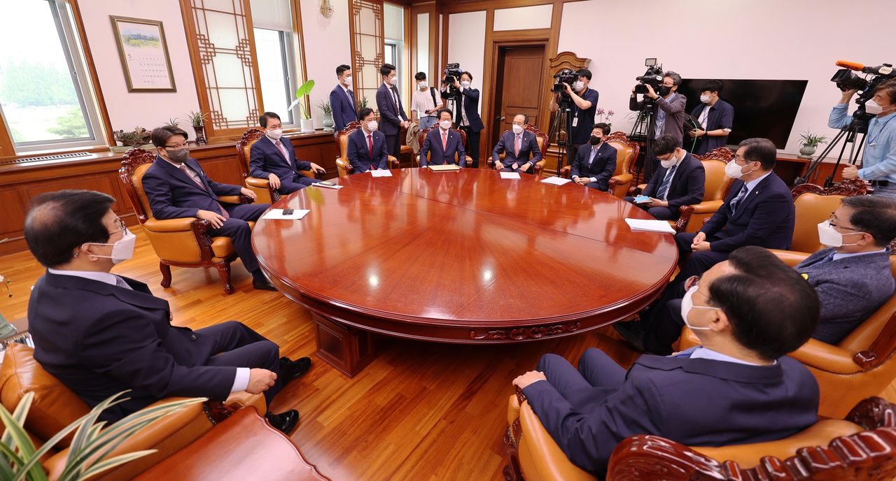  추경 규모 36.4조→39조, 국채 상환 9조→7.5조 지방이전 지출까지 총 59.4조→62조 정부·여당의 계획대로 적자 국채 발행 않기로 자영업자·소상공인 손실보상 추가경정예산 처리