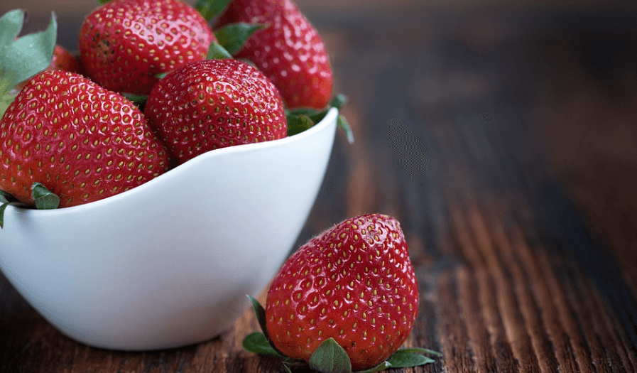 2월 제철 음식 딸기가 흰색 그릇에 담겨 있다