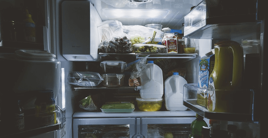 냉장고 안에 음식이 정리 되어 있는 모습